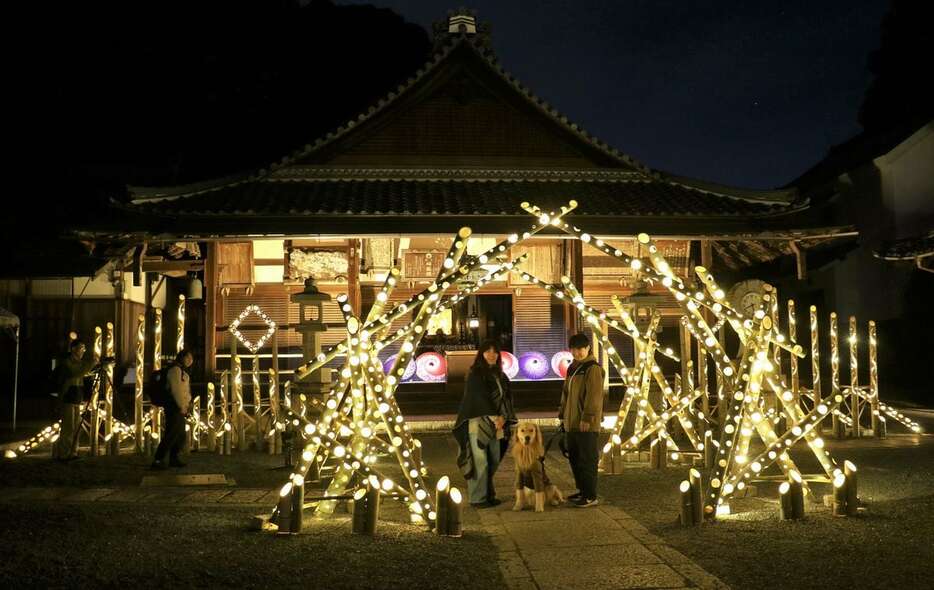 阿弥陀堂へと続く美しい竹あかりのアーチ＝京都府長岡京市