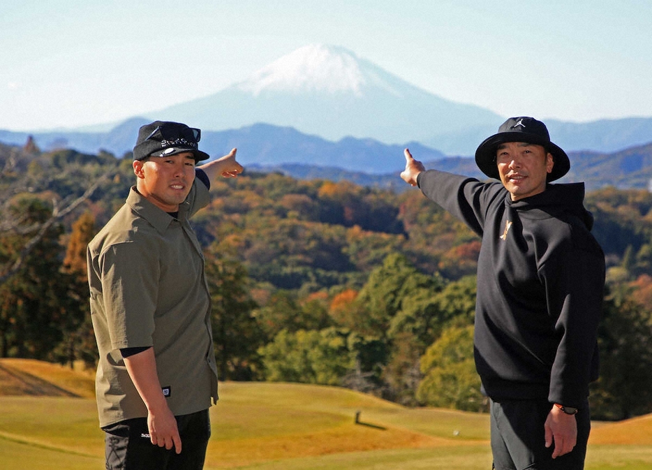 くっきり浮かんだ富士山を指さす浅野（左）と阿部監督