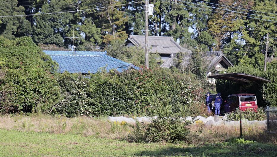 現金が奪われ、住人男性が負傷した千葉県四街道市の住宅周辺＝3日午前9時23分