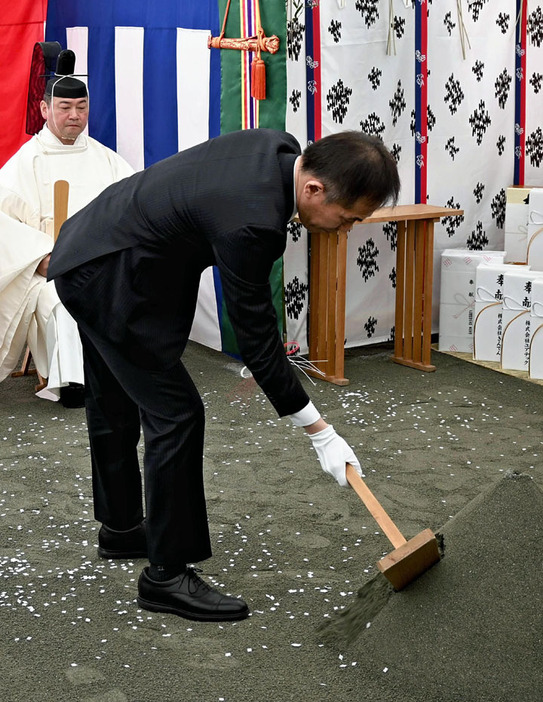 安全祈願祭でくわ入れする大野社長