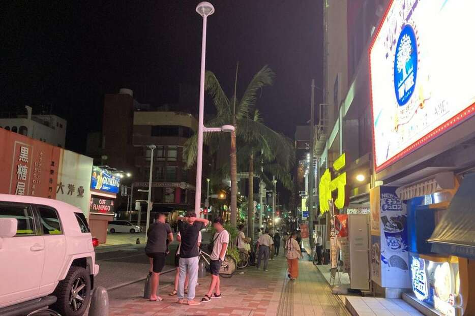 那覇市の中心部、国際通りの夜（写真と本文は関係ありません。一部画像処理をしています）