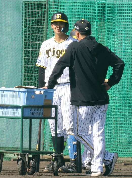 特打を終え藤川球児監督と話す阪神・井上広大＝安芸市営球場（撮影・水島啓輔)