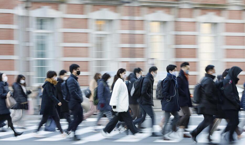 JR東京駅前を通勤する人たち