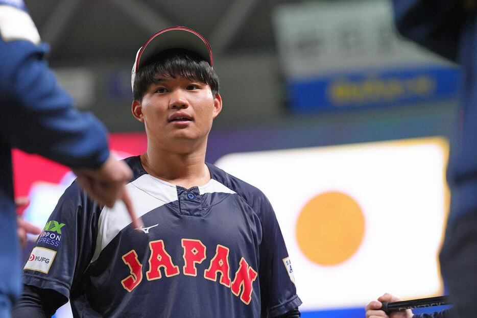 試合前練習でウォーミングアップする森下翔太（撮影・松永渉平)