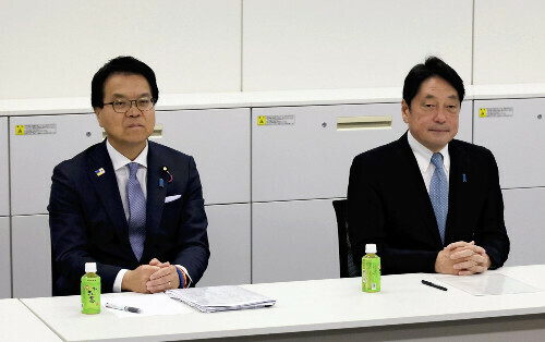 政策協議に臨む自民党の小野寺政調会長（右）と国民民主党の浜口政調会長（８日午前、国会内で）