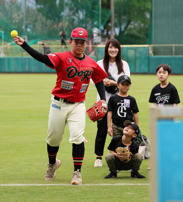 野球教室に参加した高知ファイティングドッグスで阪神からドラフト育成2位指名の嶋村はストラックアウトに挑戦する（撮影・加藤哉）