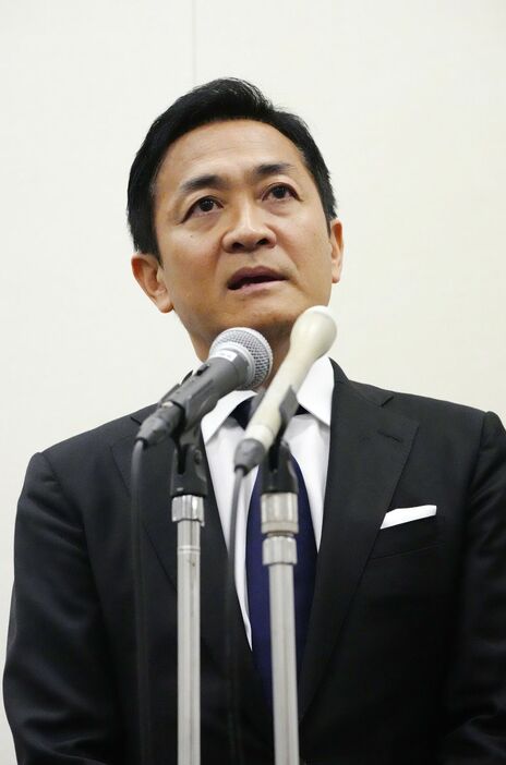 一部週刊誌による不倫報道を受けて記者会見する国民民主党の玉木雄一郎代表＝2024年11月11日午前9時33分、国会 - 写真提供＝共同通信社