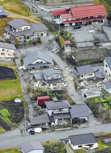 地震で倒壊した家屋（２０１４年１１月２３日、読売ヘリから）