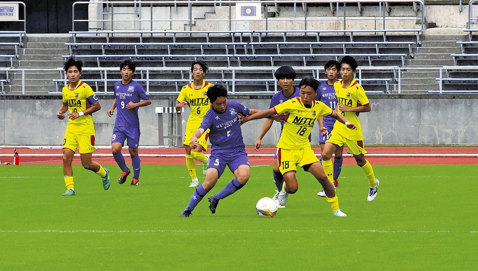 熱戦を繰り広げる選手たち（松山市で）