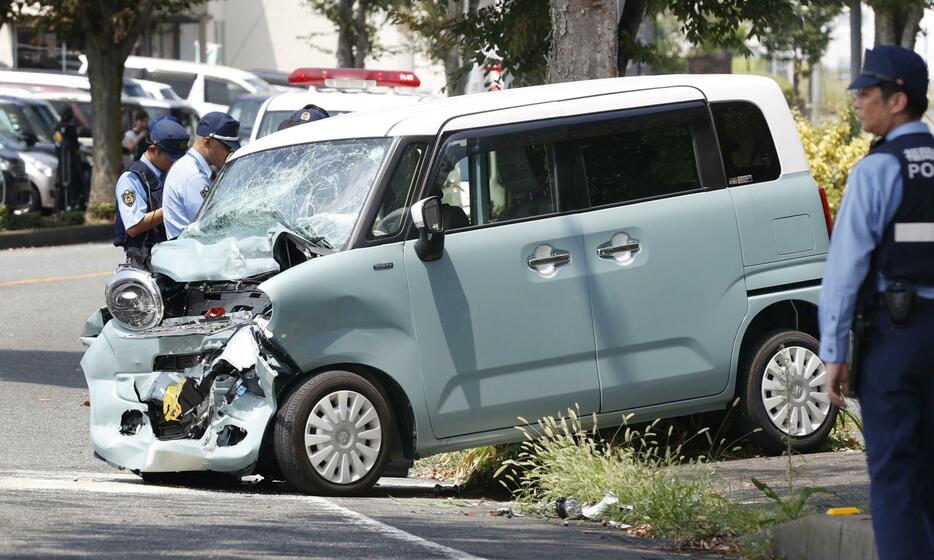 路線バスと衝突した軽乗用車＝8月、福岡市早良区