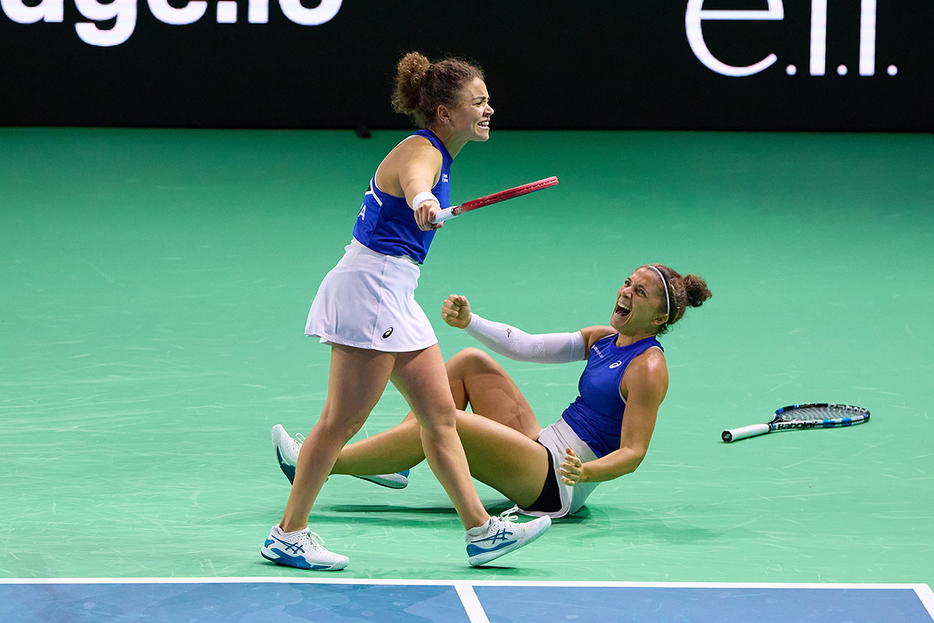 パリ五輪女子ダブルス金メダルペアのジャスミン・パオリーニ／サラ・エラーニが試合を決める（Getty Images for ITF）