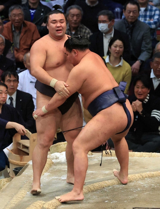 ＜大相撲九州場所14日目＞霧島（左）を吊り出しで破った豊昇龍（撮影・岸　良祐）