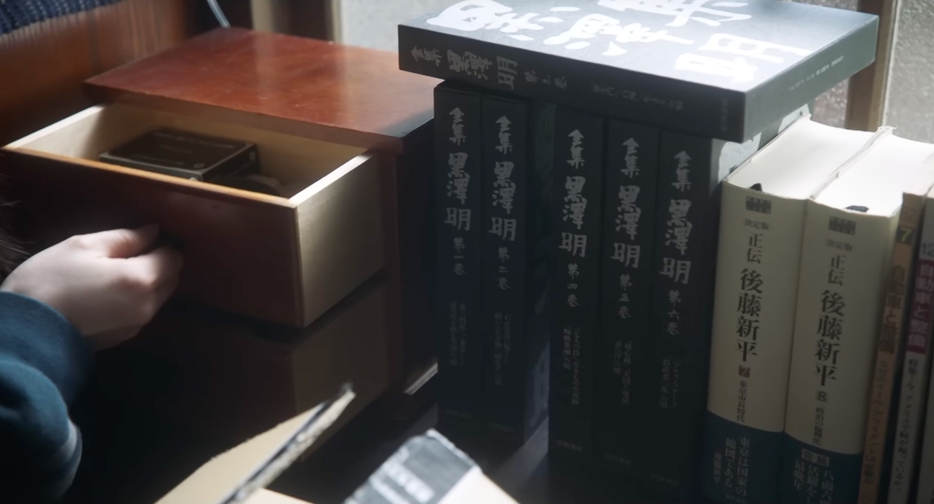 【図3】室井が寝起きしている仏間の机上には「全集 黒澤明」が並んでいる。その隣には後藤新平の評伝が置かれているのが見える。飼い犬（秋田犬）のシンペイの名前の由来だろう。