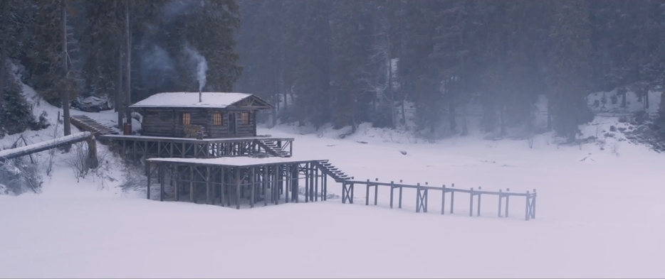 【図5】「ラスト・バレット」より。画像では雪と氷に閉ざされているが、山小屋から延びる桟橋の先には池が広がっている（ジャン・レノが魚を釣るシーンがある）。