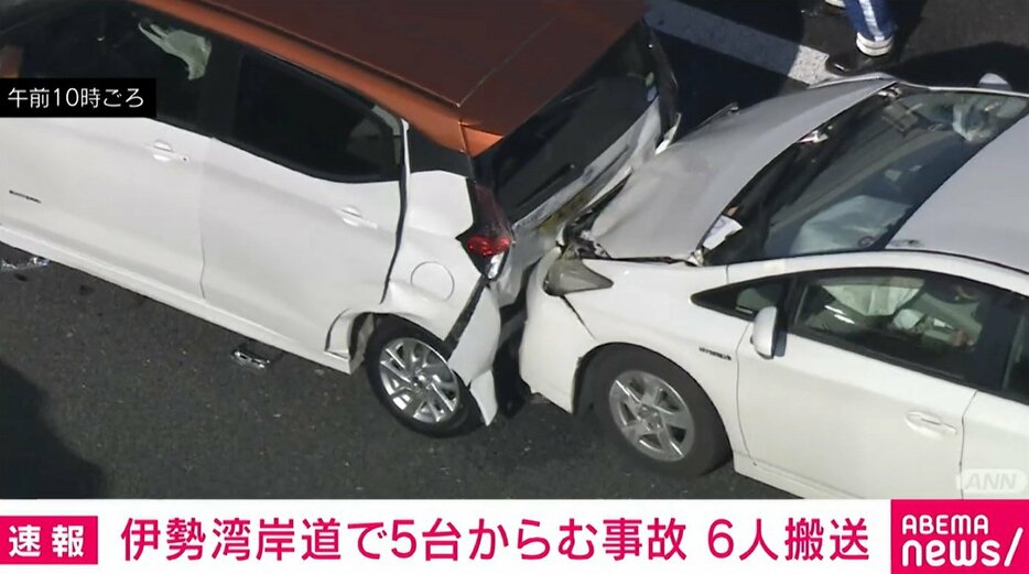 車5台が絡む事故 伊勢湾岸自動車道