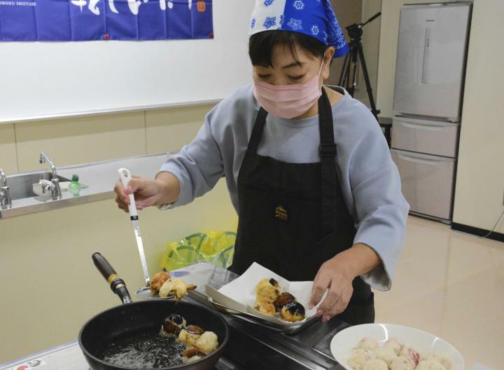 干しシイタケとタイとクリームチーズを使った料理を作る山下浩子さん＝2日午前、松前町筒井