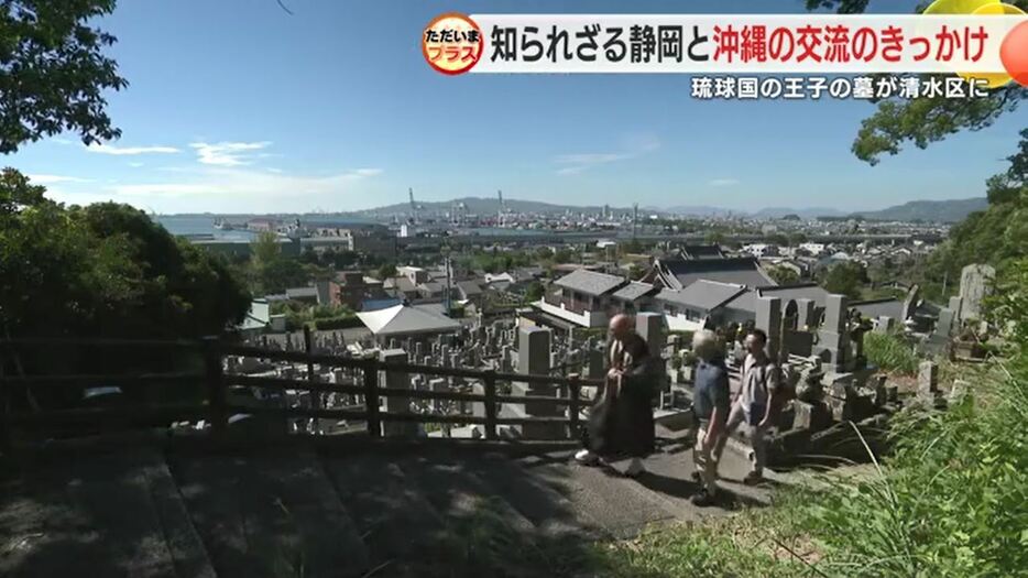 墓に向かう渡邊さんと住職（清見寺）