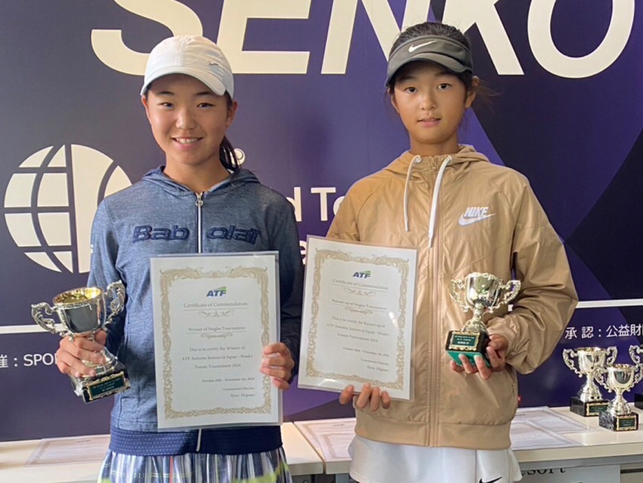 「ATF Autumn Juniors in Japan - week1」（山梨・クラブヴェルデ）の女子シングルスで優勝を飾った佐藤実莉（ESSC／左）と準優勝のザン・イライ（中国）（写真提供◎SPORTS SUNRISE .COM）