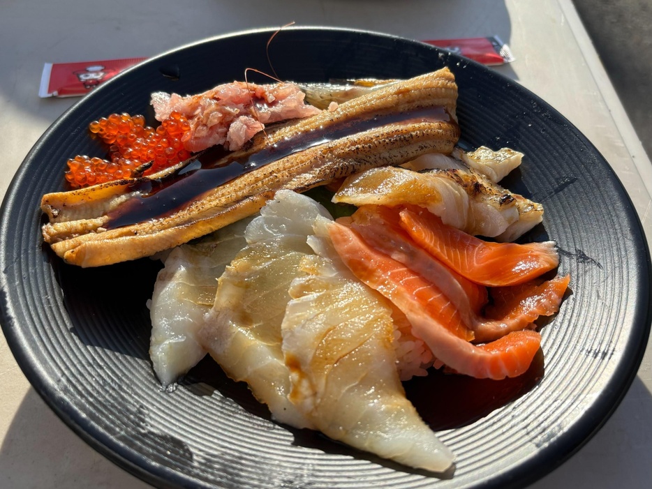 ノドグロ＆はねる生エビ入りふくしま全部のせ丼＜かに船ふくしま海鮮丼＞