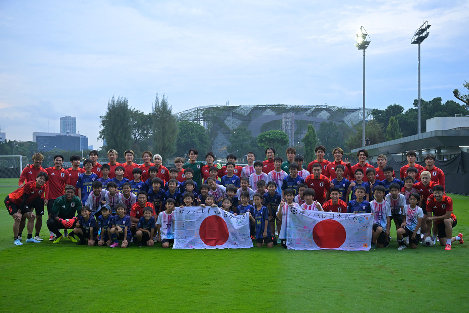 現地在住の小中学生と記念撮影を行った日本代表(Koki NAGAHAMA/GEKISAKA)