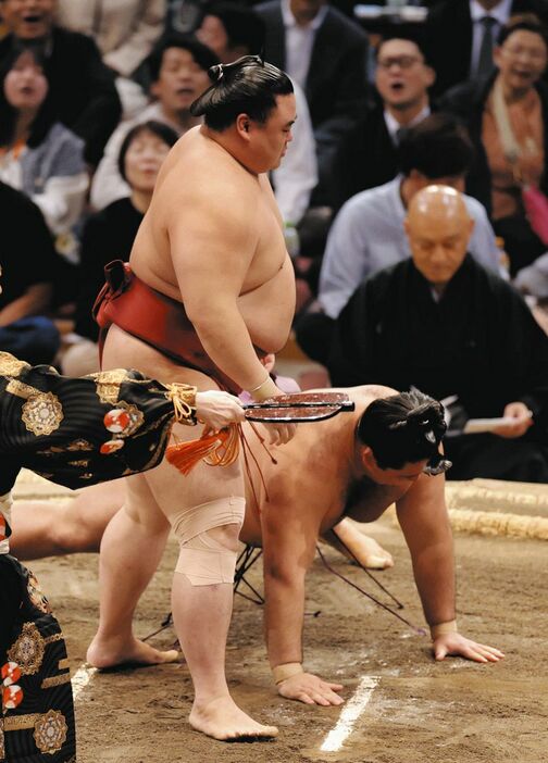 隆の勝（左）が突き落としで狼雅を下す