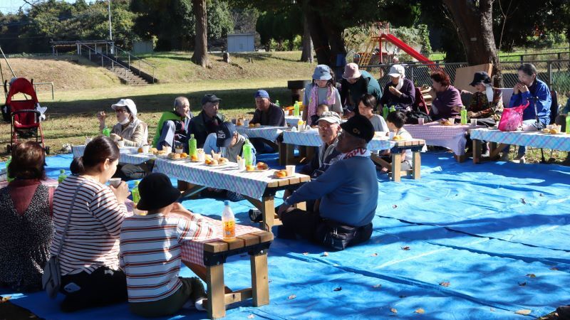 収穫祭では幼児から90代まで多世代の団地住民が集まって会食などを楽しんだ