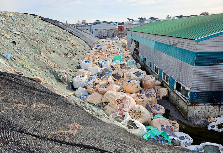 プラスチックごみによる海洋などの汚染を防ぐための国際条約締結を目指す政府間協議が２５日、韓国の釜山で開幕した。写真はプラスチックごみ。韓国で１９日撮影。（2024年 REUTERS/Joyce Lee/File Photo）