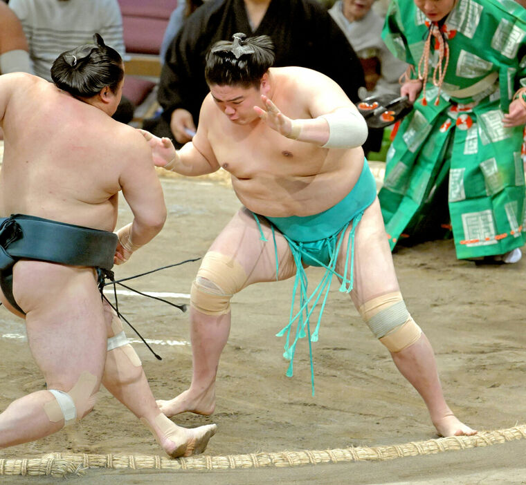 一山本（右）が突き倒しで佐田の海を破り勝ち越しを決める（カメラ・今西　淳）