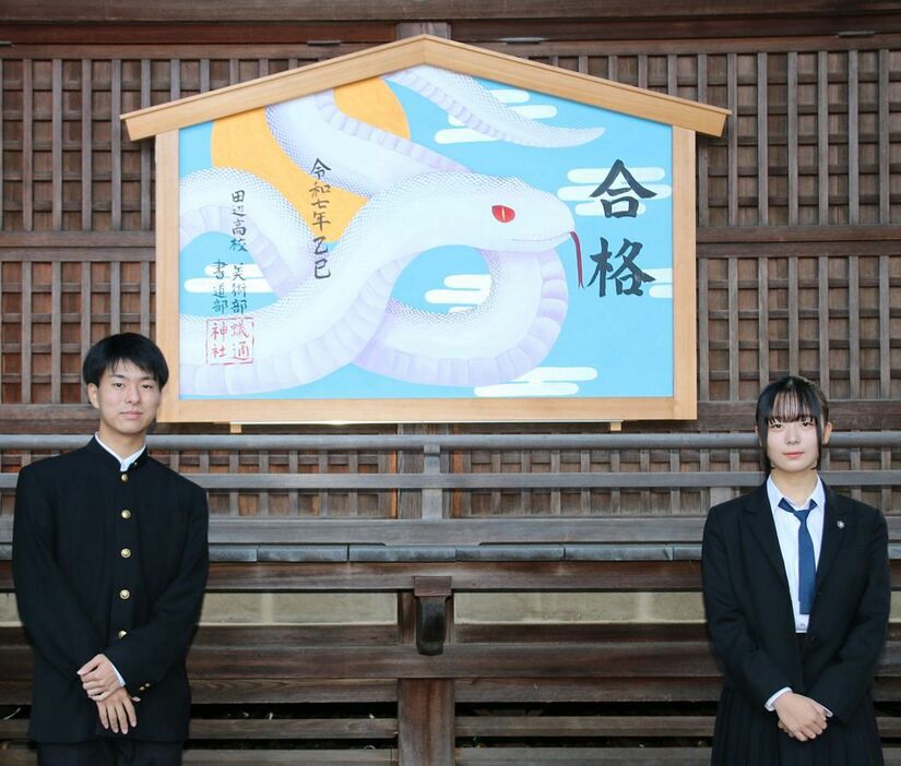 大絵馬を制作した阪本悠一郎さん（左）と日高海音さん＝１７日、和歌山県田辺市湊で