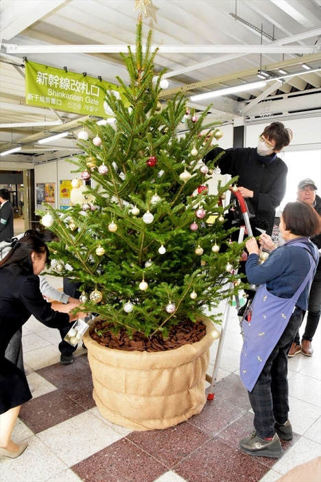 ＪＲ福島駅２階コンコースに設置されたクリスマスツリー