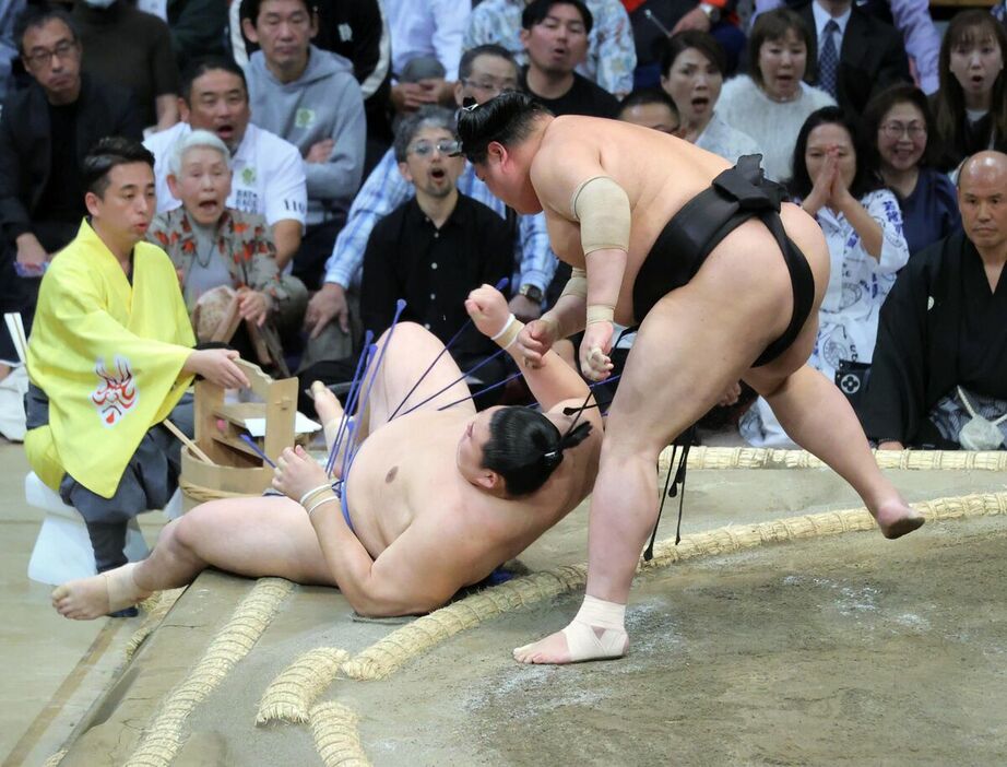 大の里（左）は阿炎にすくい投げで敗れた（カメラ・池内　雅彦）