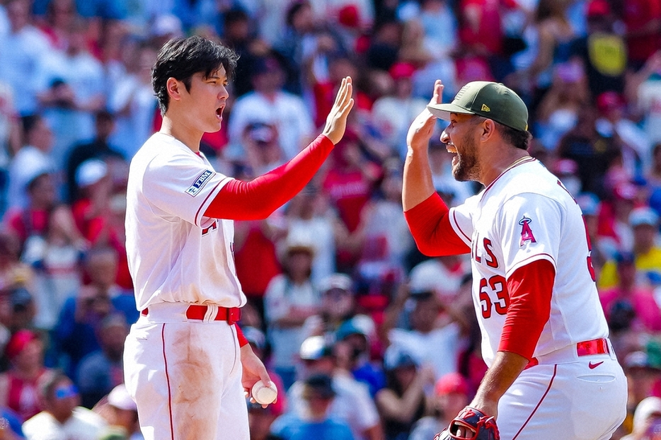 試合に勝利しハイタッチするエンゼルス時代のエステベス（右）と大谷翔平（2023年5月撮影）