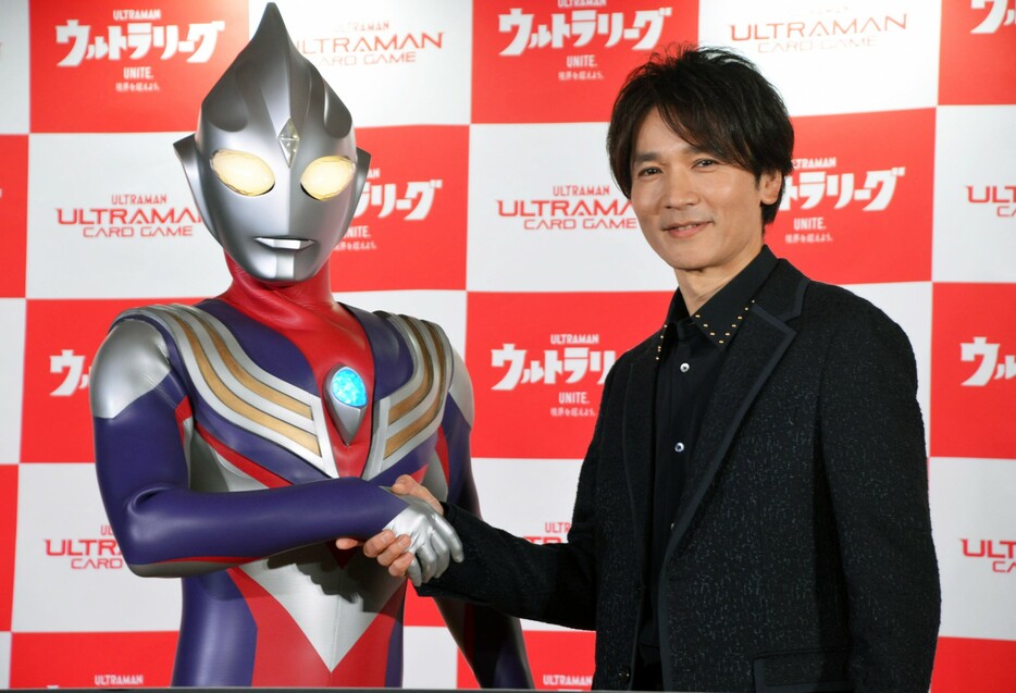 久々の再会を果たした長野博＆ウルトラマンティガ