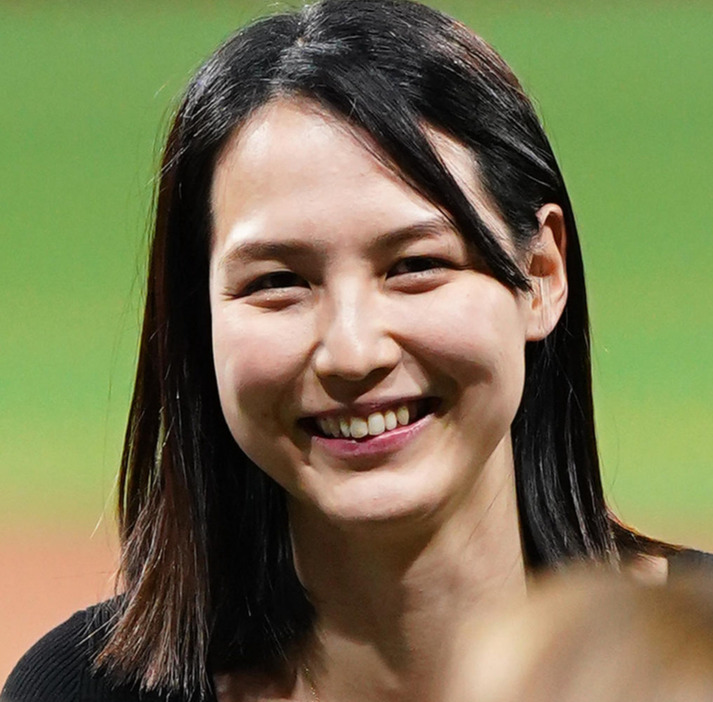 試合後にフィールドで笑顔の真美子夫人（2024年3月撮影）