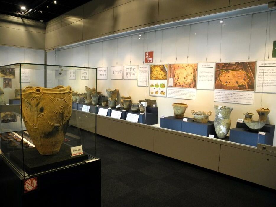 出土した大木式土器などが展示ケースにずらりと並ぶ