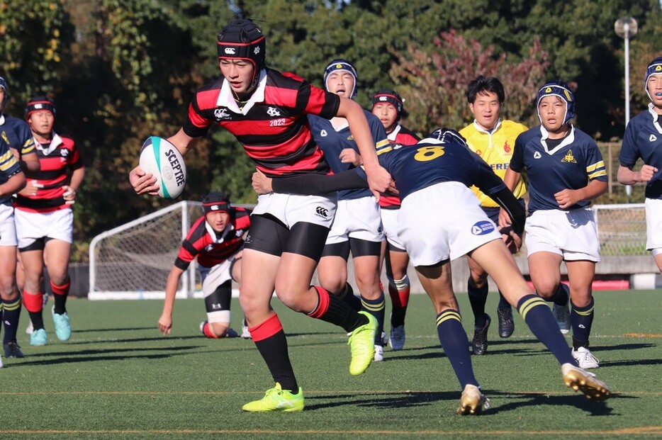 慶應普通部は前半2分、LO富田峨久のトライ（写真）を皮切りに5トライで久我山に快勝、6年ぶりにベスト4進出を果たした（撮影：BBM）