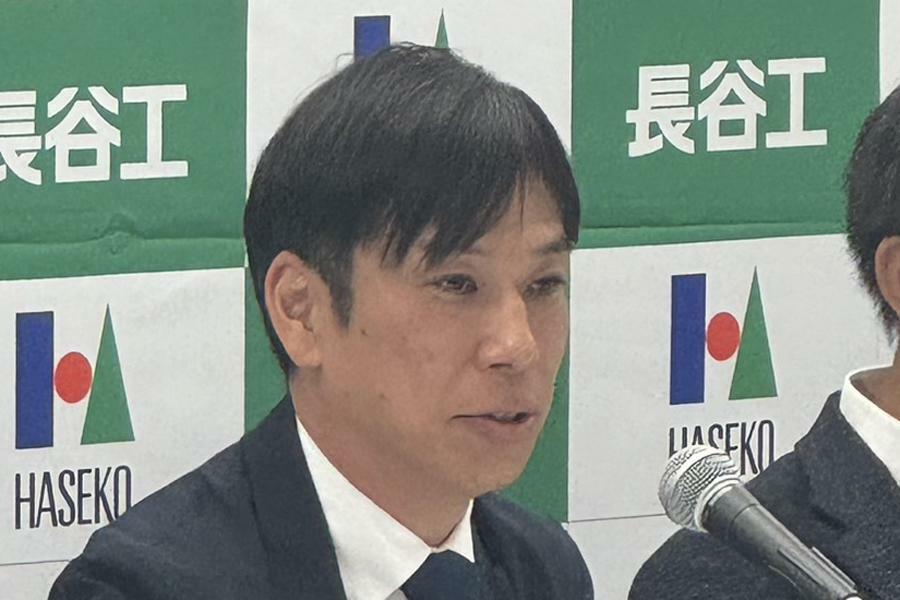 記者会見に臨んだ國學院大・前田監督