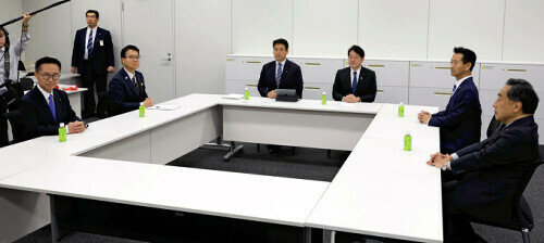 総合経済対策の協議に臨む、自民党の小野寺（奥右）、公明党の岡本（右から２人目）、国民民主党の浜口（左から２人目）各政調会長ら（１２日、国会内で）＝横山就平撮影