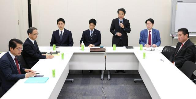 国会内で開かれた政治改革野党各党責任者実務者会議。右から3人目は発言する立憲民主党の大串博志代表代行=2024年11月27日午前9時16分、岩下毅撮影