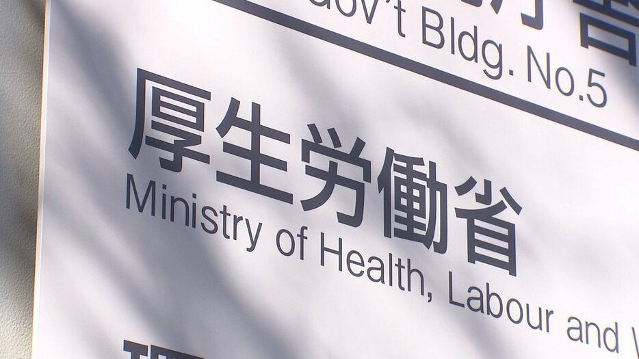 厚労省は、会社員らが加入する「厚生年金中心」や自営業などの「国民年金中心」など、働き方に応じて65歳で受け取れる年金額を、男女別に5パターン示した