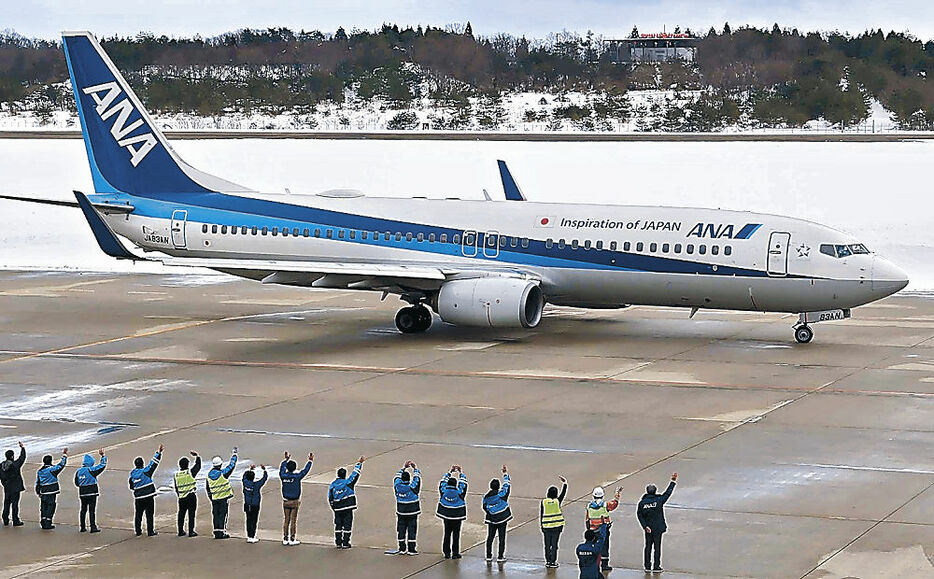 １２月２５日から１日２往復で運航される能登―羽田便。運航が再開された日には空港関係者が航空機を見送った＝今年１月、能登空港