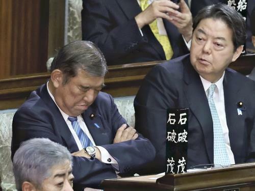 衆院本会議で居眠りをしたと指摘された石破首相（左）。右は林官房長官（１１日、国会で）＝川口正峰撮影