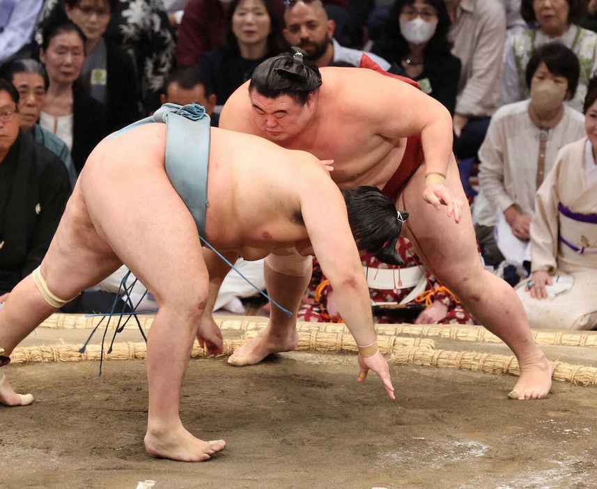 ＜大相撲九州場所5日目＞欧勝馬（左）をはたき込む隆の勝（撮影・成瀬　徹）　　