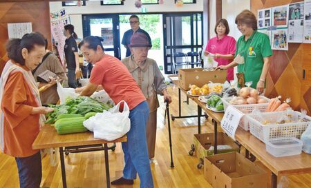 開店と同時に完売した新城区の「新城商店」＝５日、宜野湾市・新城区公民館