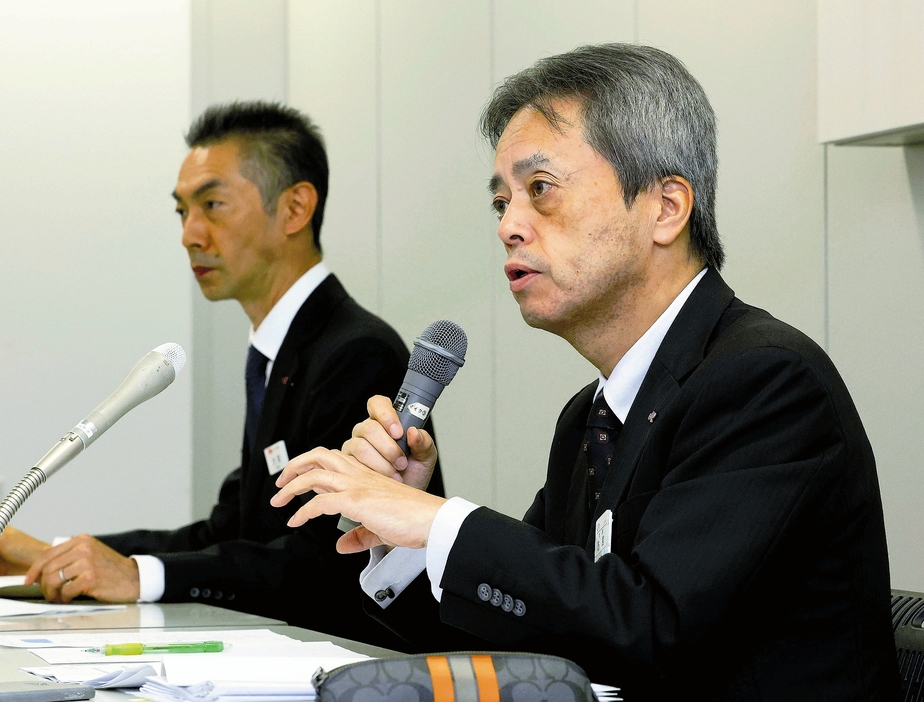 記者会見するJR九州の古宮洋二社長（右）とJR九州高速船の大羽健司社長（31日午前、福岡市博多区で）