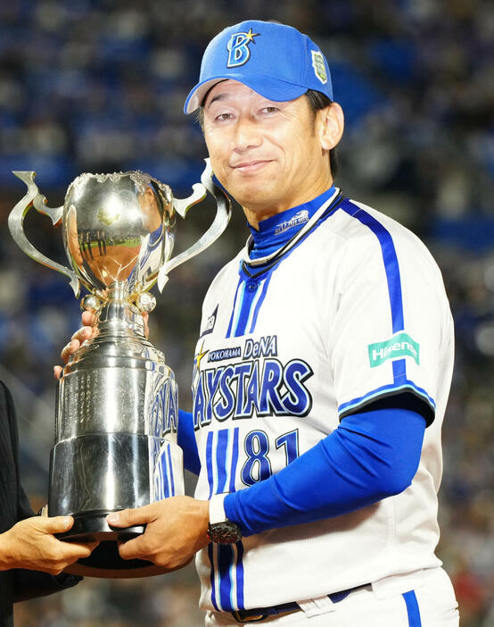 優勝トロフィーを手に写真に納まるDeNA三浦大輔監督（2024年11月3日撮影）