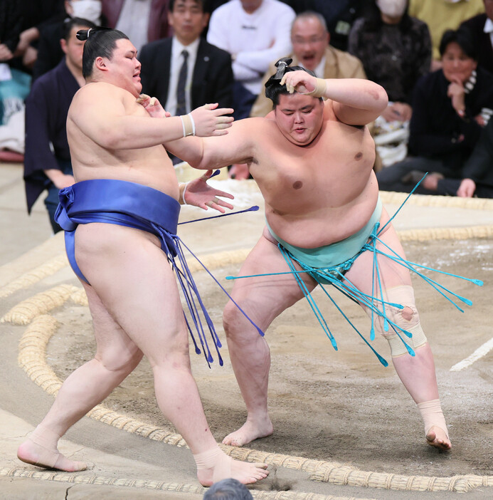 大相撲九州場所１４日目。琴桜（右）は大の里を上手投げで下し１敗を守る＝２３日、福岡国際センター