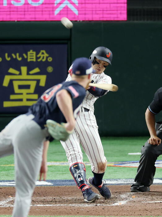 野球の国際大会、第３回プレミア１２の２次リーグが２１日に始まり、日本代表「侍ジャパン」（１次リーグＢ組１位）は米国（Ａ組２位）に９―１で快勝した。写真は８回、２点本塁打を放つ小園＝東京ドーム