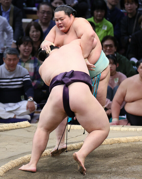 大相撲九州場所３日目。３大関は明暗が分かれた。新大関の大の里は返り小結の正代を、豊昇龍は平戸海を問題にせず白星を三つ並べたが、琴桜（奥）は王鵬の粘りに屈して土がついた＝１２日、福岡国際センター