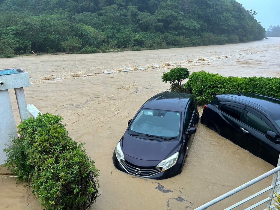 比地川が氾濫し水没した車両（国頭村役場提供）